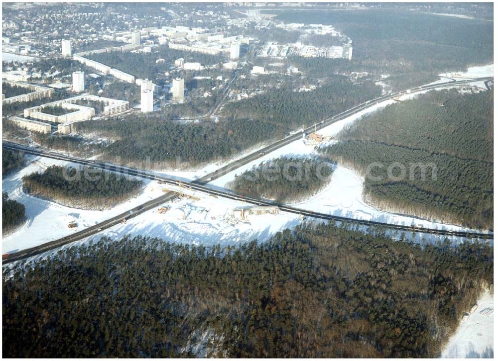 Potsdam - Drewitz from the bird's eye view: Winterstimmung auf der Baustelle der Autobahnabfahrt Potsdam - Drewitz / Babelsberg.