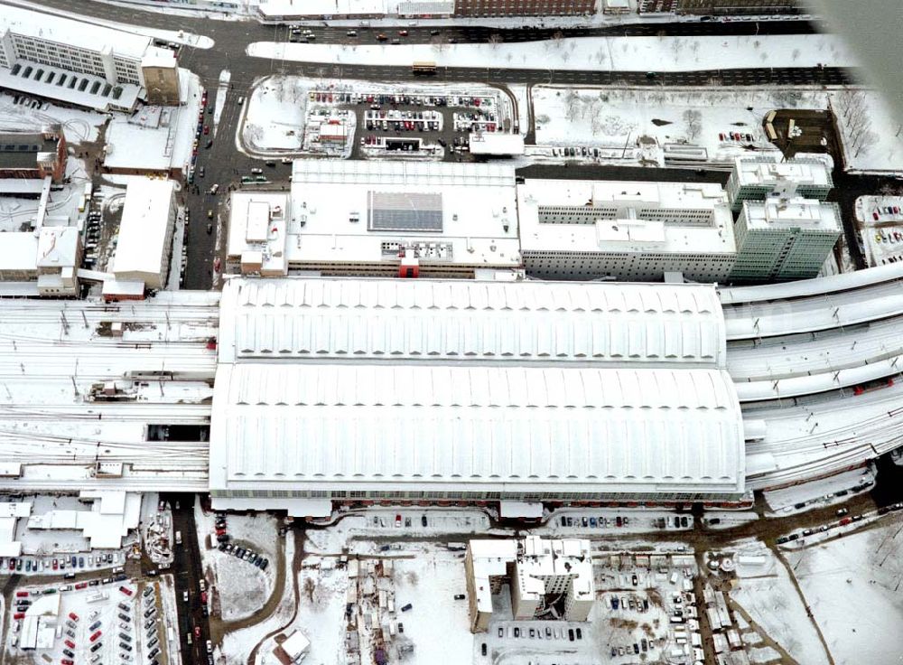 Aerial photograph Berlin-Friedrichshain - Winterstimmung über dem Berliner Ostbahnhof.