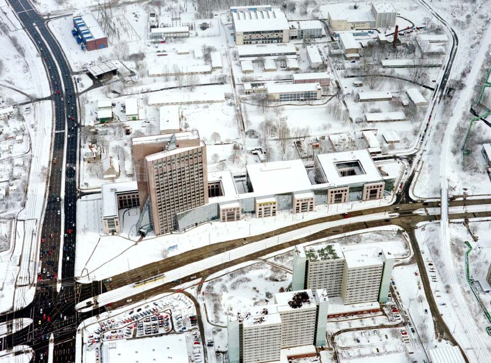 Berlin-Marzahn from above - Winterstimmung über der Pyramide an der Rhinstraße / Ecke Landsberger Allee in Berlin - Marzahn.