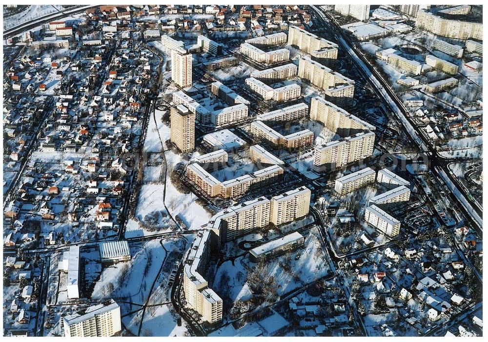 Aerial photograph Berlin - Marzahn - Winterstimmung über dem Wohngebiet Geißenweide / Alle der Kosmonauten in Berlin - Marzahn.