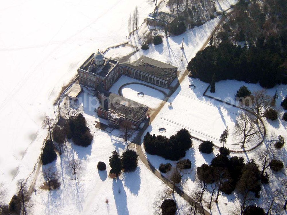 Potsdam/Brandenburg from the bird's eye view: Winterstimmung am Marmorpalais im Neuen Garten in Potsdam Adresse: Marmorpalais Im Neuen Garten (Am Ufer des Heiligen Sees) 14469 Potsdam Email: mail@potsdam-sightseeing.de Pilot: Grahn