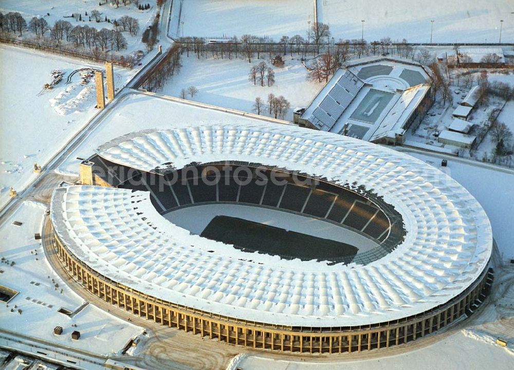 Aerial photograph Berlin - Winterstimmung am Berliner Olympiastadion -Olympiastadion Berlin GmbH,Olympischer Platz 3,14053 Berlin,Tel.: +49 (0)30 306 88 100, Architekten: gmp Gerkan, Marg & Partner Hamburg. Werbliche Nutzungs nur nach vorheriger Absprache !.