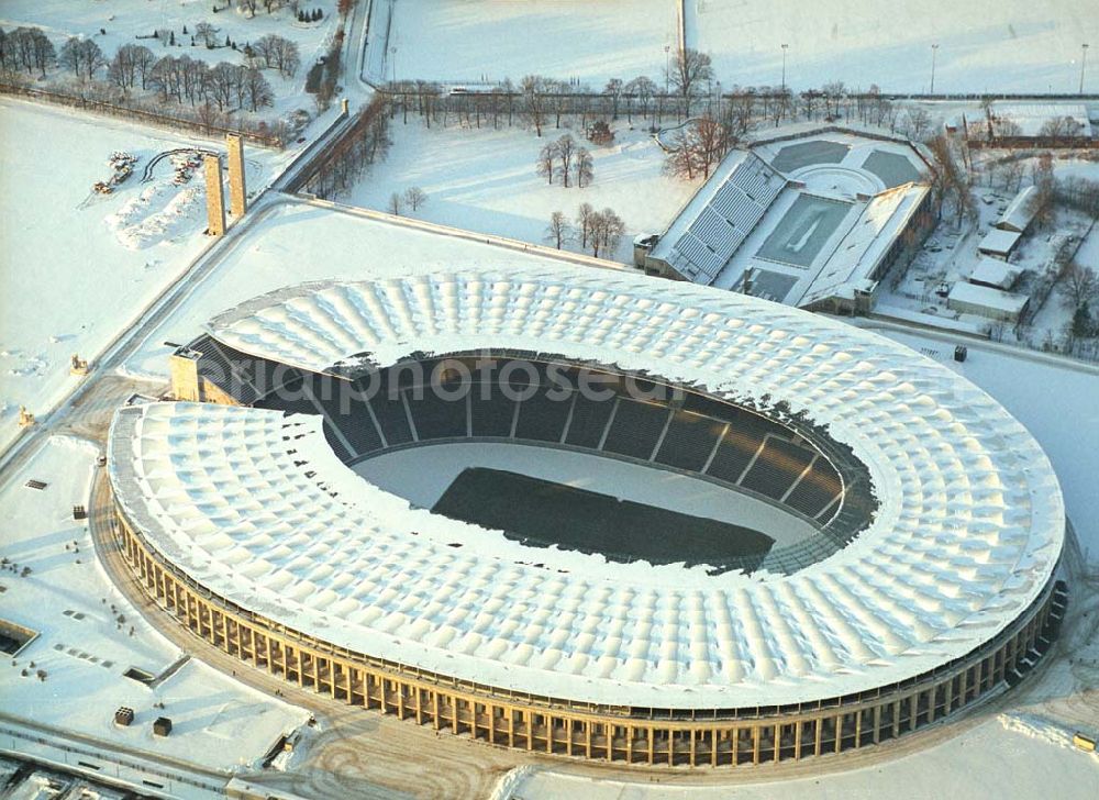 Berlin from above - Winterstimmung am Berliner Olympiastadion -Olympiastadion Berlin GmbH,Olympischer Platz 3,14053 Berlin,Tel.: +49 (0)30 306 88 100, Architekten: gmp Gerkan, Marg & Partner Hamburg. Werbliche Nutzungs nur nach vorheriger Absprache !.