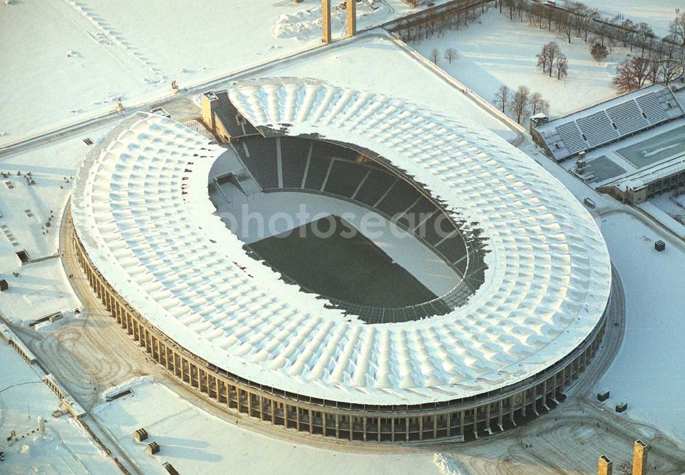 Berlin from the bird's eye view: Winterstimmung am Berliner Olympiastadion -Olympiastadion Berlin GmbH,Olympischer Platz 3,14053 Berlin,Tel.: +49 (0)30 306 88 100, Architekten: gmp Gerkan, Marg & Partner Hamburg. Werbliche Nutzungs nur nach vorheriger Absprache !.