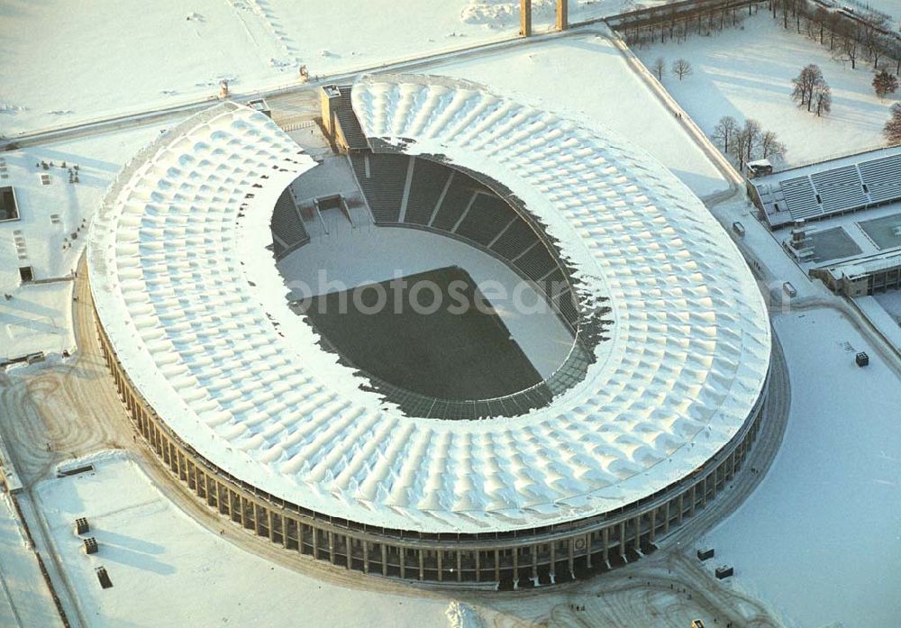 Aerial image Berlin - Winterstimmung am Berliner Olympiastadion -Olympiastadion Berlin GmbH,Olympischer Platz 3,14053 Berlin,Tel.: +49 (0)30 306 88 100, Architekten: gmp Gerkan, Marg & Partner Hamburg. Werbliche Nutzungs nur nach vorheriger Absprache !.