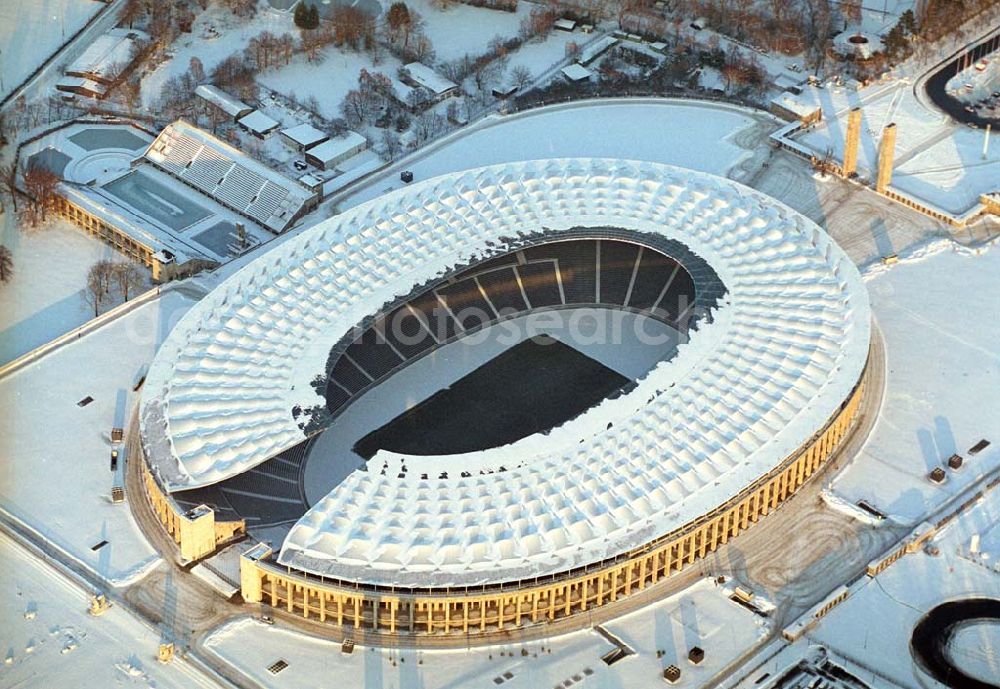 Berlin from above - Winterstimmung am Berliner Olympiastadion -Olympiastadion Berlin GmbH,Olympischer Platz 3,14053 Berlin,Tel.: +49 (0)30 306 88 100, Architekten: gmp Gerkan, Marg & Partner Hamburg. Werbliche Nutzungs nur nach vorheriger Absprache !.