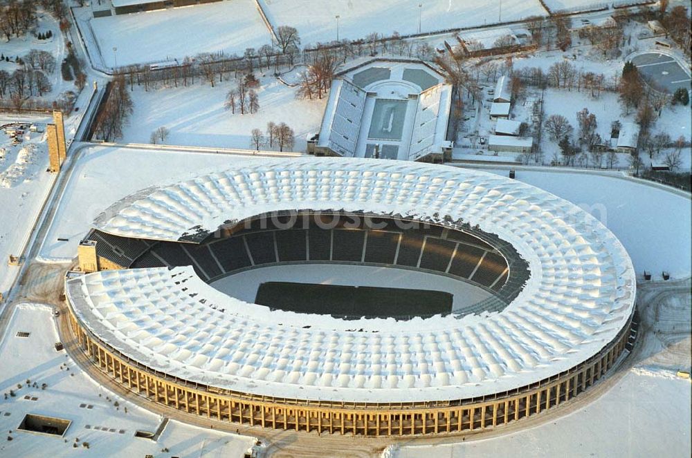 Aerial photograph Berlin - Winterstimmung am Berliner Olympiastadion -Olympiastadion Berlin GmbH,Olympischer Platz 3,14053 Berlin,Tel.: +49 (0)30 306 88 100, Architekten: gmp Gerkan, Marg & Partner Hamburg. Werbliche Nutzungs nur nach vorheriger Absprache !.