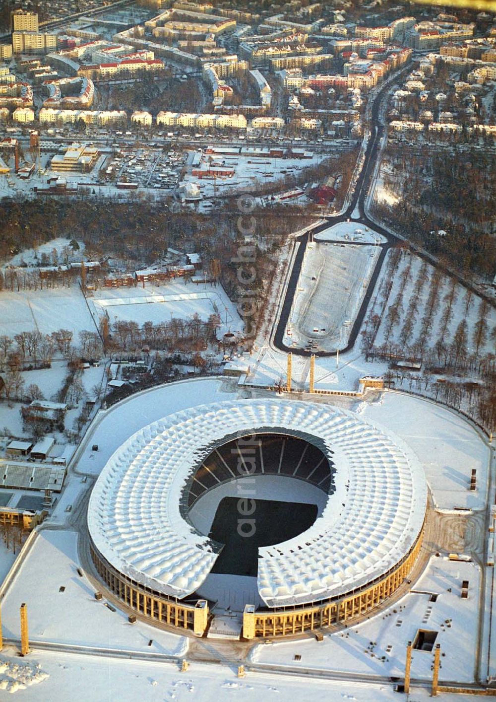 Berlin from above - Winterstimmung am Berliner Olympiastadion -Olympiastadion Berlin GmbH,Olympischer Platz 3,14053 Berlin,Tel.: +49 (0)30 306 88 100, Architekten: gmp Gerkan, Marg & Partner Hamburg. Werbliche Nutzungs nur nach vorheriger Absprache !.