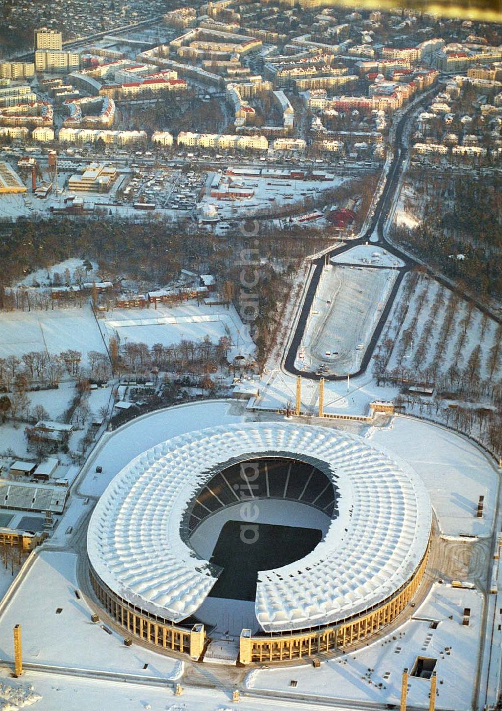 Berlin from the bird's eye view: Winterstimmung am Berliner Olympiastadion -Olympiastadion Berlin GmbH,Olympischer Platz 3,14053 Berlin,Tel.: +49 (0)30 306 88 100, Architekten: gmp Gerkan, Marg & Partner Hamburg. Werbliche Nutzungs nur nach vorheriger Absprache !.