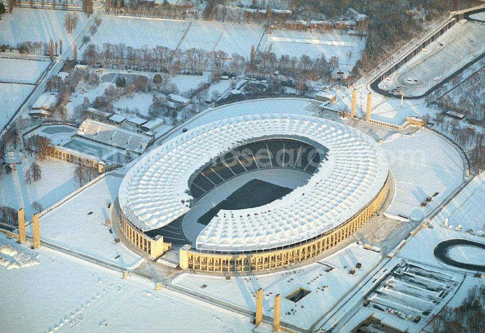 Aerial photograph Berlin - Winterstimmung am Berliner Olympiastadion -Olympiastadion Berlin GmbH,Olympischer Platz 3,14053 Berlin,Tel.: +49 (0)30 306 88 100, Architekten: gmp Gerkan, Marg & Partner Hamburg. Werbliche Nutzungs nur nach vorheriger Absprache !.