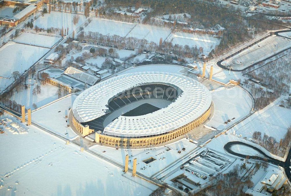 Berlin from above - Winterstimmung am Berliner Olympiastadion -Olympiastadion Berlin GmbH,Olympischer Platz 3,14053 Berlin,Tel.: +49 (0)30 306 88 100, Architekten: gmp Gerkan, Marg & Partner Hamburg. Werbliche Nutzungs nur nach vorheriger Absprache !.