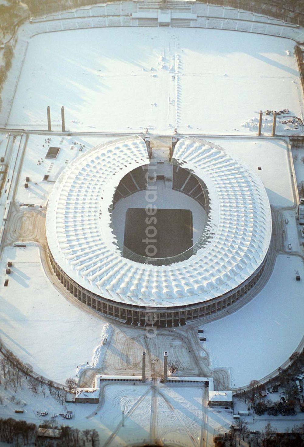 Berlin from the bird's eye view: Winterstimmung am Berliner Olympiastadion -Olympiastadion Berlin GmbH,Olympischer Platz 3,14053 Berlin,Tel.: +49 (0)30 306 88 100, Architekten: gmp Gerkan, Marg & Partner Hamburg. Werbliche Nutzungs nur nach vorheriger Absprache !.