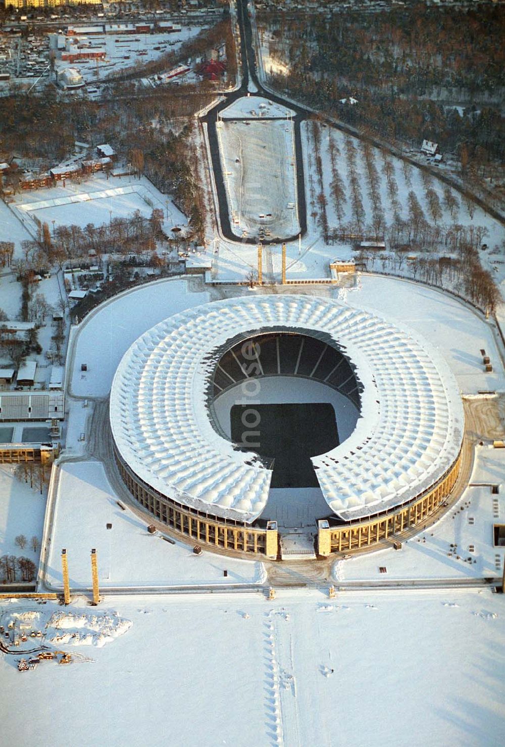 Aerial photograph Berlin - Winterstimmung am Berliner Olympiastadion -Olympiastadion Berlin GmbH,Olympischer Platz 3,14053 Berlin,Tel.: +49 (0)30 306 88 100, Architekten: gmp Gerkan, Marg & Partner Hamburg. Werbliche Nutzungs nur nach vorheriger Absprache !.