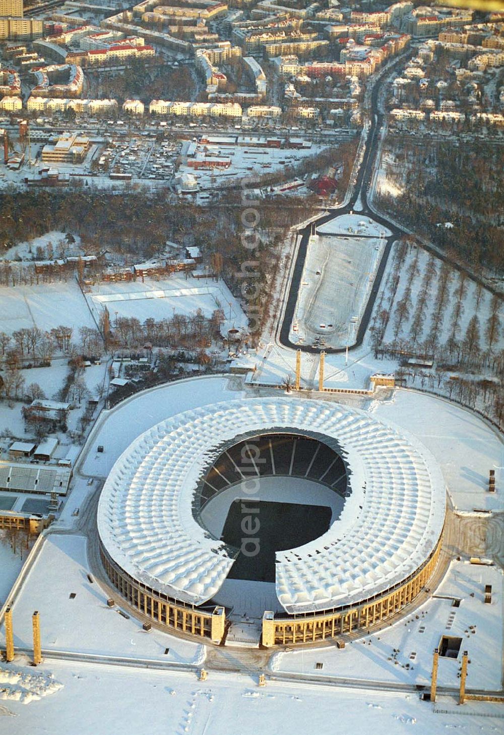 Berlin from above - Winterstimmung am Berliner Olympiastadion -Olympiastadion Berlin GmbH,Olympischer Platz 3,14053 Berlin,Tel.: +49 (0)30 306 88 100, Architekten: gmp Gerkan, Marg & Partner Hamburg. Werbliche Nutzungs nur nach vorheriger Absprache !.