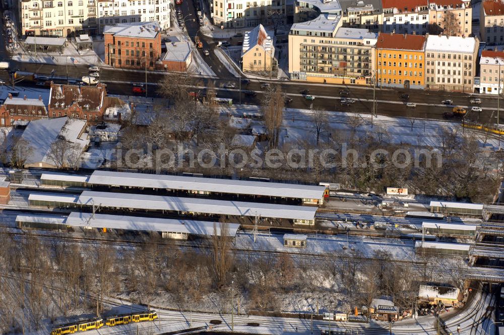 Berlin from above - Winterstimmung am schneebedecktem Bahnhof Berlin-Schöneweide, er ist ein Regional- und S-Bahnhof im Ortsteil Niederschöneweide im Berliner Bezirk Treptow-Köpenick. Der Bahnhof zählte zu den drei großen Fernbahnhöfen Ost-Berlins. Zum Bahnhof gehörte auch ein heute stillgelegter Rangierbahnhof. Im bahnamtlichen Betriebsstellenverzeichnis wird er unter BSWP (Berlin-Schöneweide Personenbahnhof) geführt.