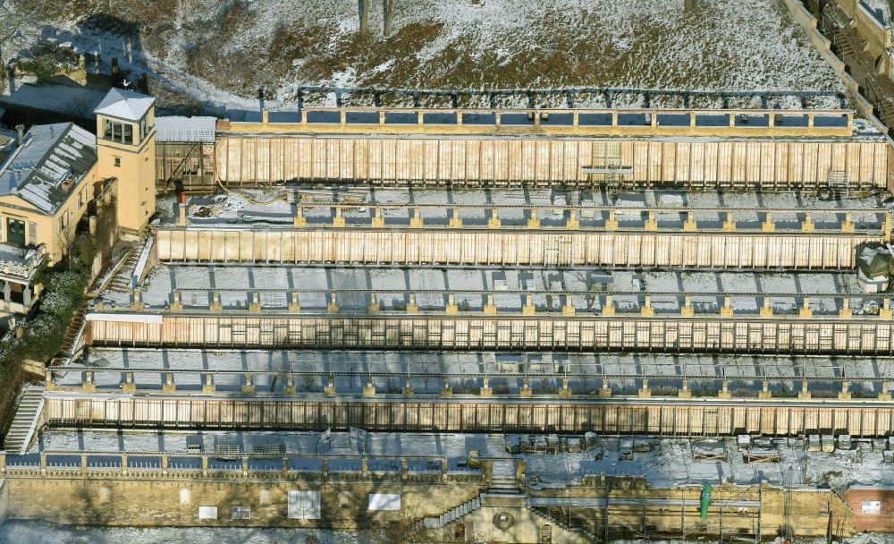 Aerial image Potsdam - Wintry snowy patio plant Winterberg and the associated Winzerhaus at the Weinbergstrasse in Potsdam in Brandenburg