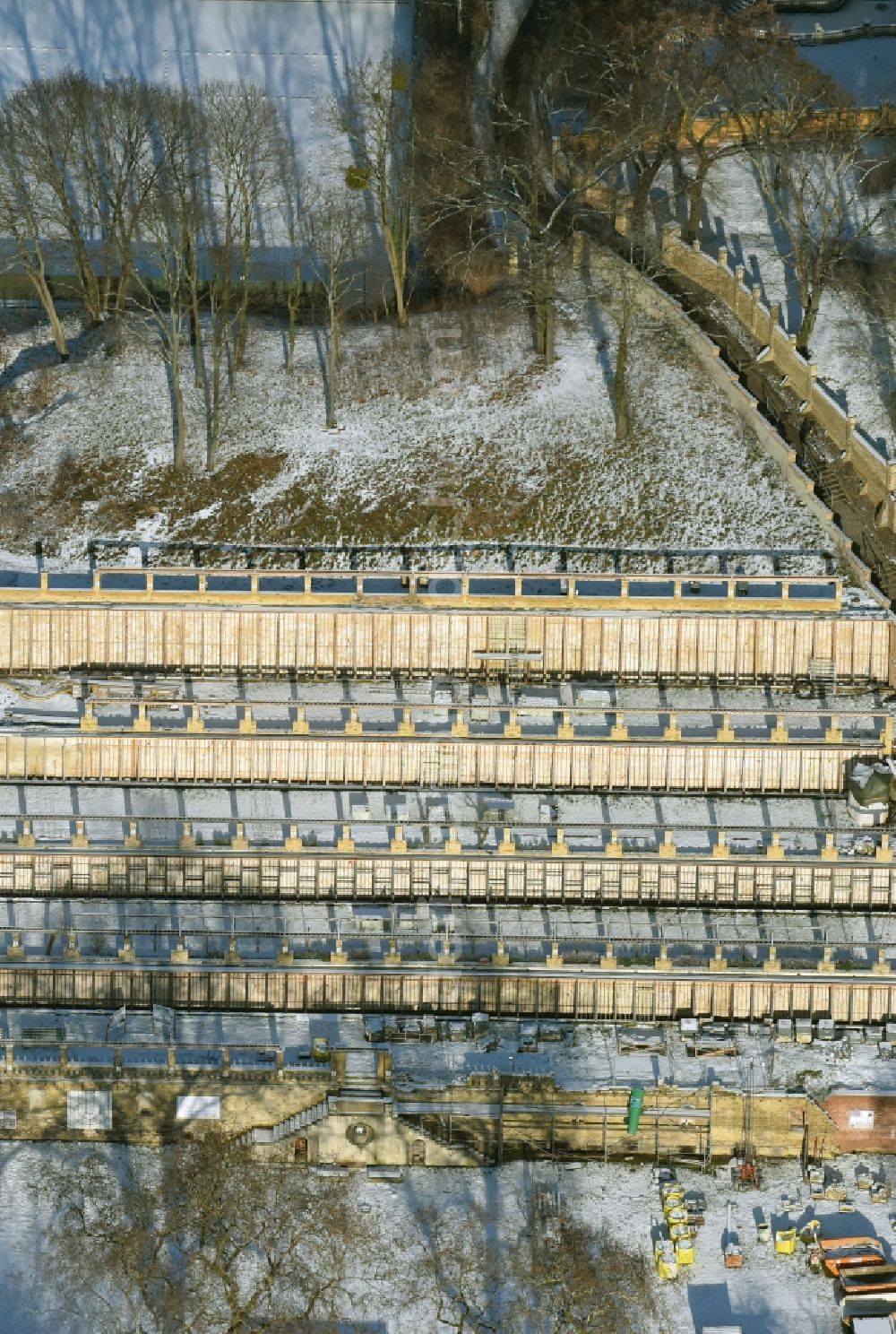 Aerial photograph Potsdam - Wintry snowy patio plant Winterberg and the associated Winzerhaus at the Weinbergstrasse in Potsdam in Brandenburg