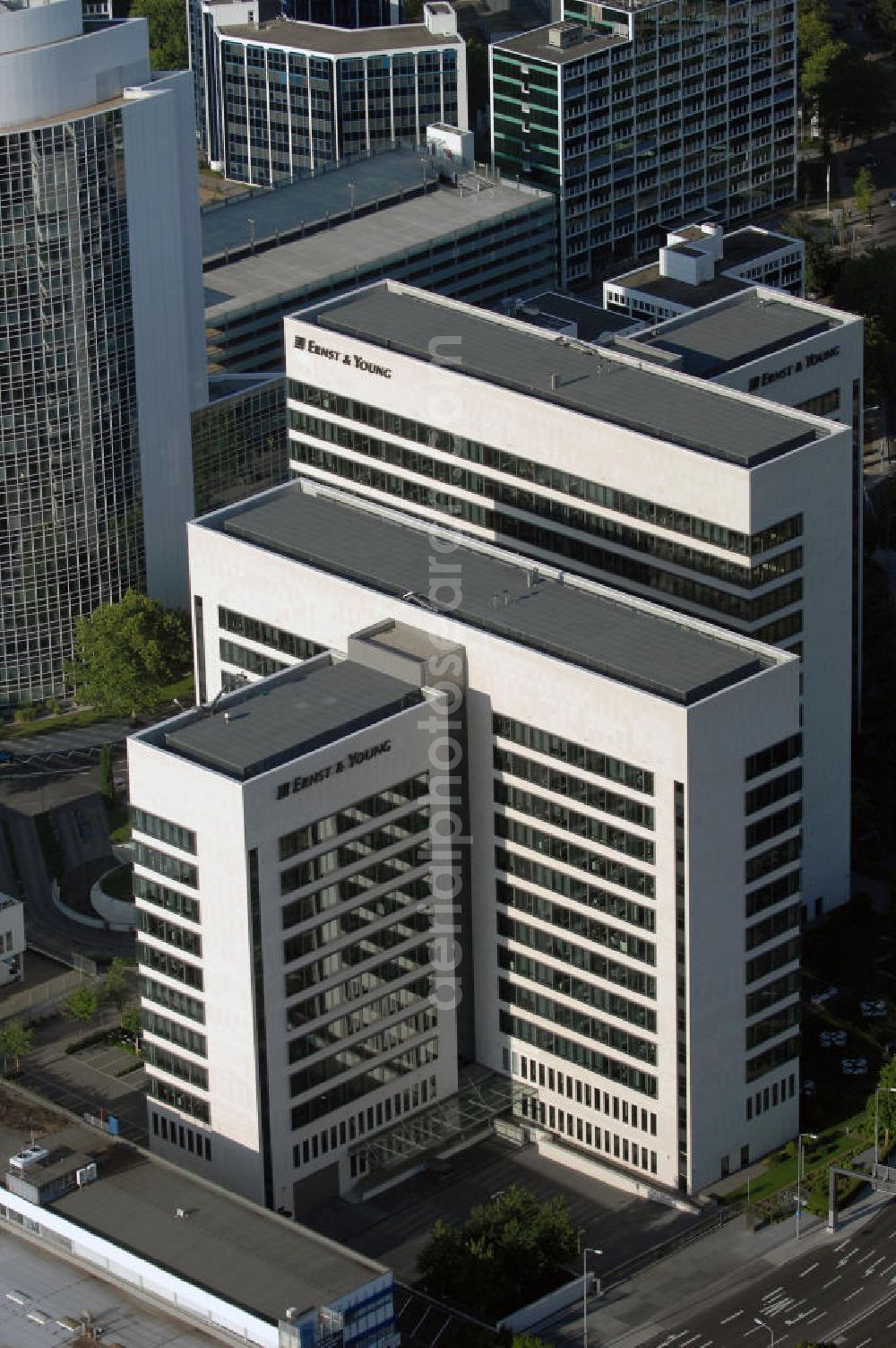 Aerial image Eschborn - Blick auf das Eschborner Dreieck insbesondere auf das ESCHBORN PLAZA mit der international führenden Wirtschaftsprüfungs- und Beratungsgesellschaft Ernst & Young. Kontakt Presse- und Öffentlichkeitsarbeit: Mergenthalerallee 10-12, D-65760 Eschborn, Tel. +49(0)6196 996-24798, Fax +49(0)6196 996-26518, E-Mail: kerstin.gauf@de.ey.com