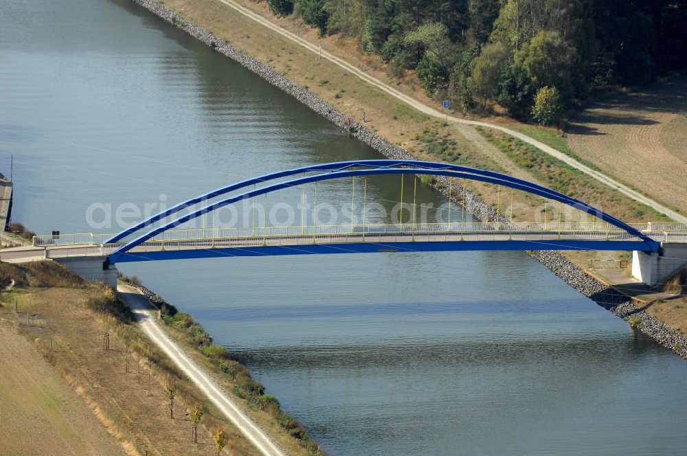 Aerial image Niegripp - Blick auf die Wirtschaftswegbrücke Mühlenweg / Mühlenwegbrücke. Die Brücke wurde 2003/2004 erbaut und überführt den Elbe-Havel-Kanal bei km 345,640. Ein Projekt des WSV: Wasserstraßen-Neubauamt Magdeburg, 39106 Magdeburg, Tel. +49(0)391 535-0, email: wna-magdeburg@wsv.bund.de