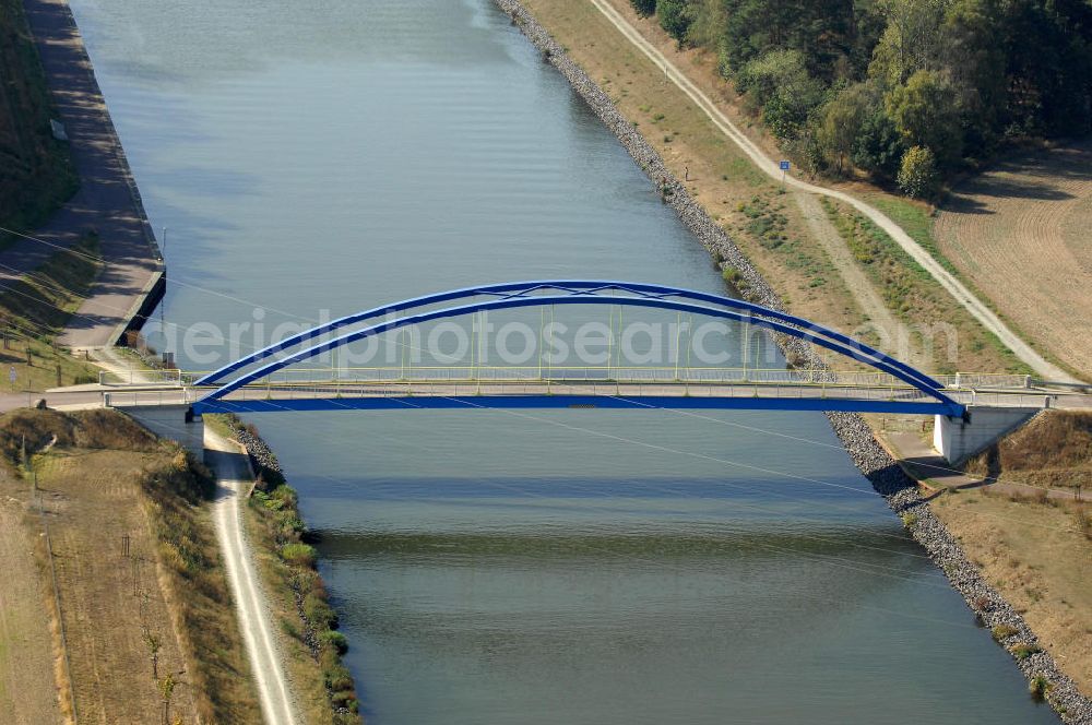 Aerial photograph Niegripp - Blick auf die Wirtschaftswegbrücke Mühlenweg / Mühlenwegbrücke. Die Brücke wurde 2003/2004 erbaut und überführt den Elbe-Havel-Kanal bei km 345,640. Ein Projekt des WSV: Wasserstraßen-Neubauamt Magdeburg, 39106 Magdeburg, Tel. +49(0)391 535-0, email: wna-magdeburg@wsv.bund.de