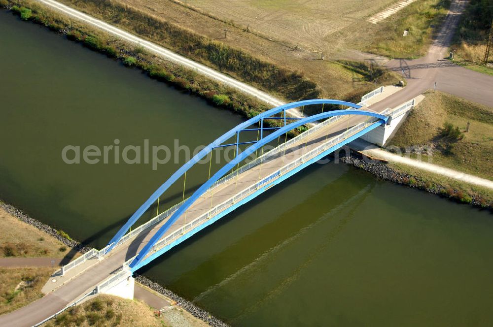 Niegripp from above - Blick auf die Wirtschaftswegbrücke Mühlenweg / Mühlenwegbrücke. Die Brücke wurde 2003/2004 erbaut und überführt den Elbe-Havel-Kanal bei km 345,640. Ein Projekt des WSV: Wasserstraßen-Neubauamt Magdeburg, 39106 Magdeburg, Tel. +49(0)391 535-0, email: wna-magdeburg@wsv.bund.de