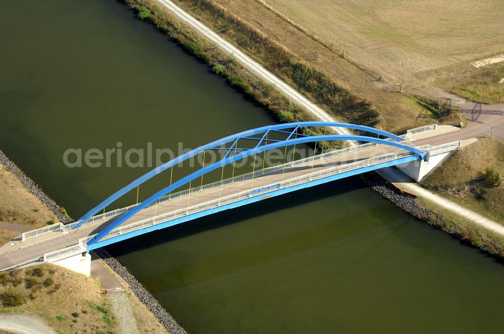 Niegripp from the bird's eye view: Blick auf die Wirtschaftswegbrücke Mühlenweg / Mühlenwegbrücke. Die Brücke wurde 2003/2004 erbaut und überführt den Elbe-Havel-Kanal bei km 345,640. Ein Projekt des WSV: Wasserstraßen-Neubauamt Magdeburg, 39106 Magdeburg, Tel. +49(0)391 535-0, email: wna-magdeburg@wsv.bund.de