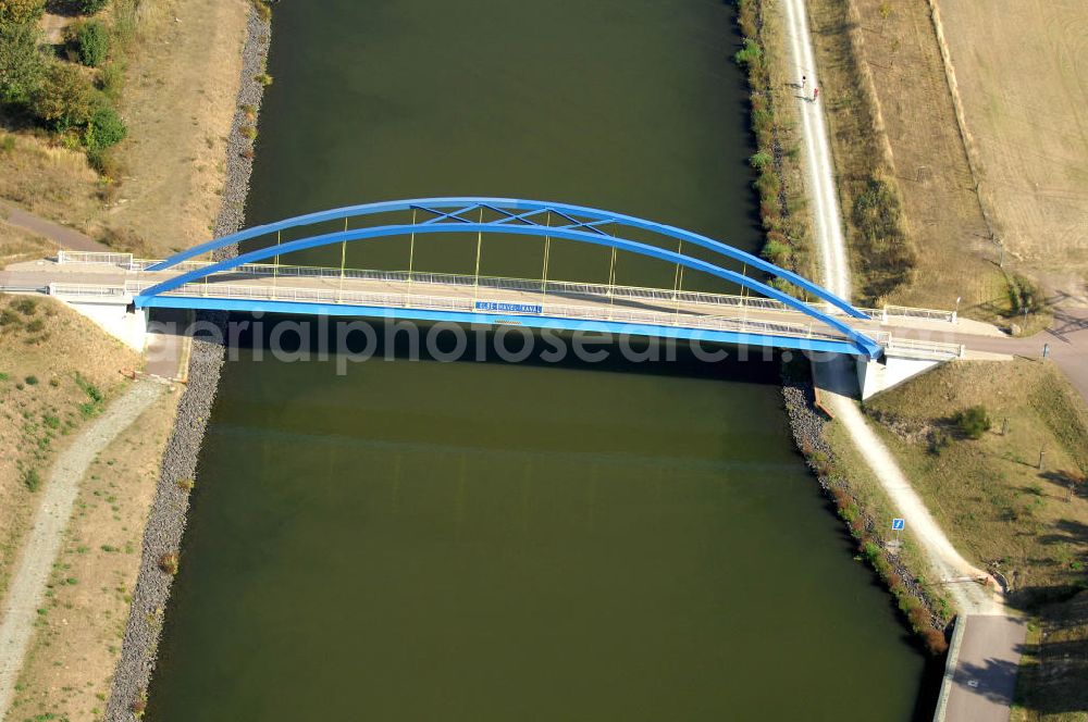 Aerial image Niegripp - Blick auf die Wirtschaftswegbrücke Mühlenweg / Mühlenwegbrücke. Die Brücke wurde 2003/2004 erbaut und überführt den Elbe-Havel-Kanal bei km 345,640. Ein Projekt des WSV: Wasserstraßen-Neubauamt Magdeburg, 39106 Magdeburg, Tel. +49(0)391 535-0, email: wna-magdeburg@wsv.bund.de