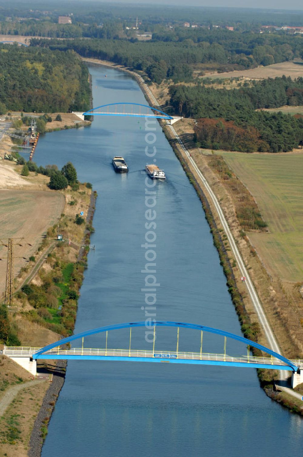 Aerial photograph Niegripp - Blick auf die Wirtschaftswegbrücke Mühlenweg / Mühlenwegbrücke. Die Brücke wurde 2003/2004 erbaut und überführt den Elbe-Havel-Kanal bei km 345,640. Ein Projekt des WSV: Wasserstraßen-Neubauamt Magdeburg, 39106 Magdeburg, Tel. +49(0)391 535-0, email: wna-magdeburg@wsv.bund.de