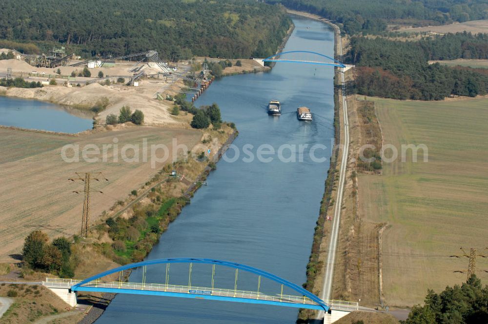 Niegripp from above - Blick auf die Wirtschaftswegbrücke Mühlenweg / Mühlenwegbrücke. Die Brücke wurde 2003/2004 erbaut und überführt den Elbe-Havel-Kanal bei km 345,640. Ein Projekt des WSV: Wasserstraßen-Neubauamt Magdeburg, 39106 Magdeburg, Tel. +49(0)391 535-0, email: wna-magdeburg@wsv.bund.de