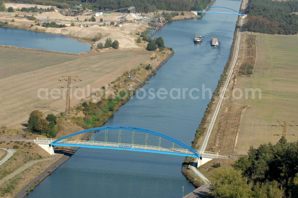 Niegripp from the bird's eye view: Blick auf die Wirtschaftswegbrücke Mühlenweg / Mühlenwegbrücke. Die Brücke wurde 2003/2004 erbaut und überführt den Elbe-Havel-Kanal bei km 345,640. Ein Projekt des WSV: Wasserstraßen-Neubauamt Magdeburg, 39106 Magdeburg, Tel. +49(0)391 535-0, email: wna-magdeburg@wsv.bund.de