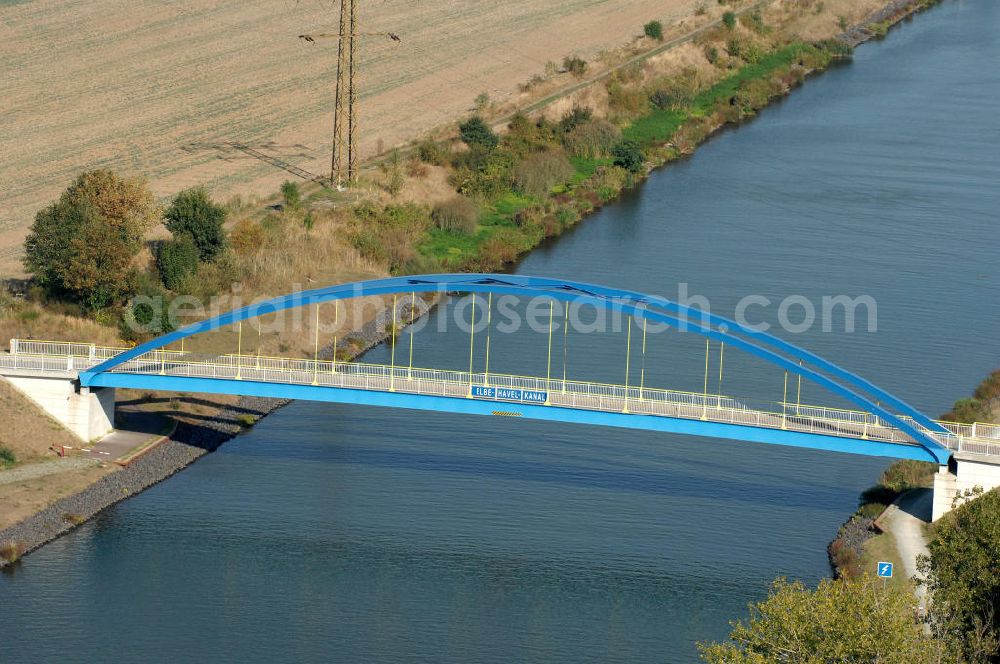 Aerial image Niegripp - Blick auf die Wirtschaftswegbrücke Mühlenweg / Mühlenwegbrücke. Die Brücke wurde 2003/2004 erbaut und überführt den Elbe-Havel-Kanal bei km 345,640. Ein Projekt des WSV: Wasserstraßen-Neubauamt Magdeburg, 39106 Magdeburg, Tel. +49(0)391 535-0, email: wna-magdeburg@wsv.bund.de