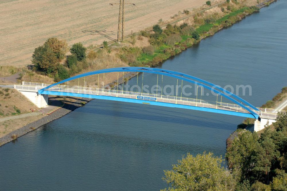 Aerial photograph Niegripp - Blick auf die Wirtschaftswegbrücke Mühlenweg / Mühlenwegbrücke. Die Brücke wurde 2003/2004 erbaut und überführt den Elbe-Havel-Kanal bei km 345,640. Ein Projekt des WSV: Wasserstraßen-Neubauamt Magdeburg, 39106 Magdeburg, Tel. +49(0)391 535-0, email: wna-magdeburg@wsv.bund.de