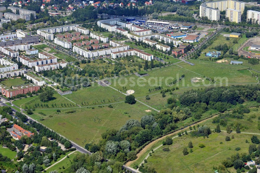 Aerial photograph Berlin - Wiesenpark zwischen der Landsberger Allee und der Eisenacher Straße in Berlin-Marzahn. The Park Wiesenpark in Berlin-Marzahn.