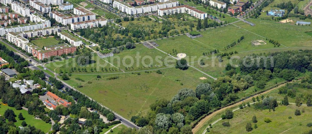 Berlin from above - Wiesenpark zwischen der Landsberger Allee und der Eisenacher Straße in Berlin-Marzahn. The Park Wiesenpark in Berlin-Marzahn.