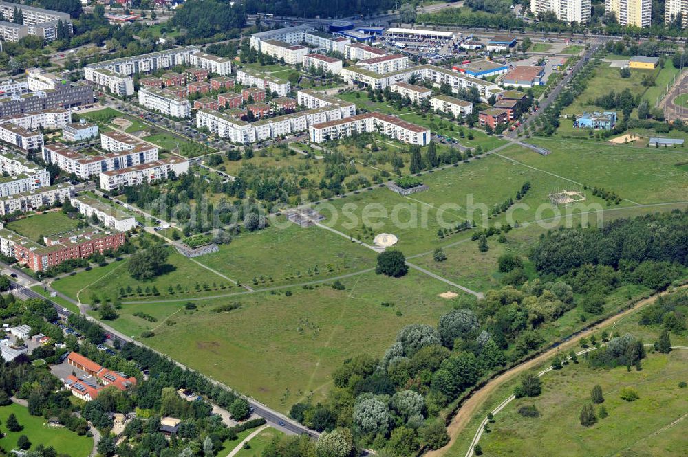 Berlin from the bird's eye view: Wiesenpark zwischen der Landsberger Allee und der Eisenacher Straße in Berlin-Marzahn. The Park Wiesenpark in Berlin-Marzahn.