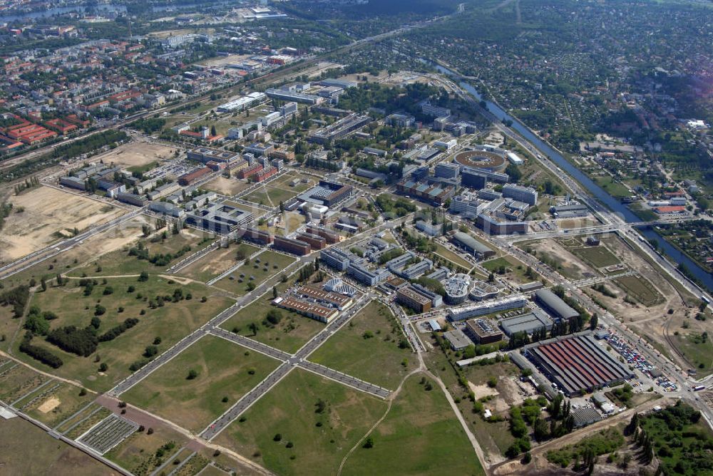 Berlin from the bird's eye view: Blick auf den Wissenschafts - und Wirtschaftsstandort Adlershof in Berlin Köpenick. Der Wissenschafts- und Wirtschaftsstandort Adlershof, kurz WISTA liegt im Berliner Ortsteil Adlershof im Bezirk Treptow-Köpenick. Seit 1992 ist auf einer 420 Hektar Fläche eine neue Wissenschaftsstadt entstanden. Als eigenständiges Projekt der Expo 2000 wurde sie unter der Projektbezeichnung Berlin Adlershof – Stadt für Wissenschaft, Wirtschaft und Medien größtenteils fertiggestellt. Auf dem Gelände haben sich die Branchen: Elektronik, Informationstechnik, Optik, Feinmechanik, Medizintechnik, Biotechnologie, Energie- und Umwelttechnik, Verkehrstechnik, Luft- und Raumfahrt, sowie Kommunikationstechnik und Medien angesiedelt. Kontakt: WISTA-MANAGEMENT GMBH, Kommunikation / Öffentlichkeitsarbeit, Dr. Peter Strunk, Rudower Chaussee 17, 12489 Berlin, Tel. +49(0)30 6392 2247, Fax +49(0)30 6392 2199, Email: pr@wista.de