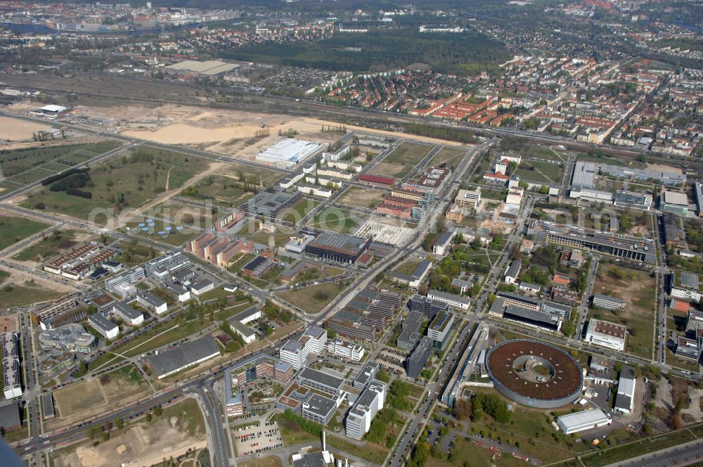 Berlin from above - Blick auf den Wissenschafts- und Wirtschaftsstandort Adlershof, kurz WISTA, er liegt im Berliner Ortsteil Adlershof im Bezirk Treptow-Köpenick. Aus dem ehemaligen Gelände des DDR-Fernsehens, der Akademie der Wissenschaften der DDR und des Wachregiments Feliks Dzierzynski wurde mit Hilfe öffentlicher Fördergelder von über 200 Millionen Euro ein Wissenschafts- und Technologiepark mit nebenliegendem Medienstandort gebaut. Die 1991 vom Land Berlin gegründete Entwicklungsgesellschaft Adlershof mbH (EGA) wurde 1994 in WISTA-Management GmbH umfirmiert und ist für den Betrieb und die Weiterentwicklung des Wissenschafts- und Technologieparks verantwortlich. Inmitten des Areales liegt der Sitz der BESSY. Die Berliner Elektronenspeicherring-Gesellschaft für Synchrotronstrahlung m. b. H. (BESSY) ist eine Forschungseinrichtung in Berlin, die durch Bereitstellung von Synchrotronstrahlung Dienstleistungen für Wissenschaft und die Industrie erbringt. Die Betreibergesellschaft wurde am 5. März 1979 zur Errichtung und Betrieb einer Elektronenspeicherringanlage gegründet. Zum 1. Januar 2009 fusionierte BESSY mit dem Hahn-Meitner-Institut zum Helmholtz-Zentrum Berlin für Materialien und Energie GmbH.