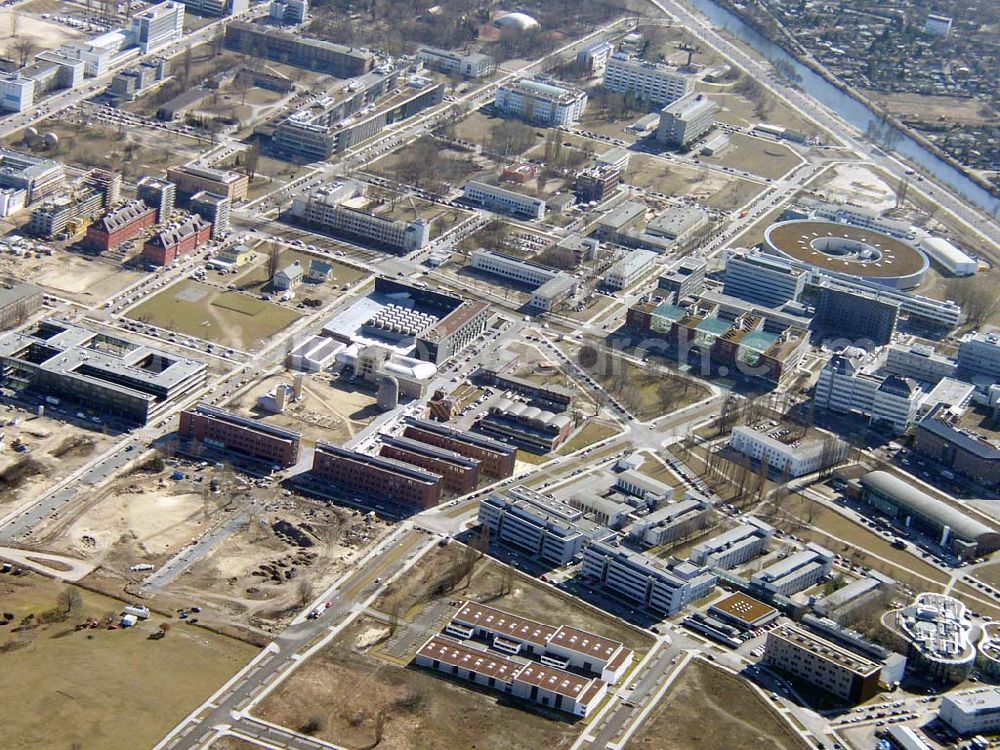 Aerial photograph Berlin - ADLERSHOF - WISTAS Forschungs- und Entwicklungsgebiet Adlershof mit dem Neubau des geophysikalischen Institutes der Humboldt - Universität Berlin. 13.03.03