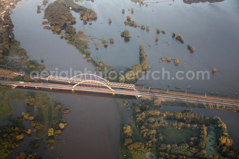 Lutherstadt Wittenberg from above - Die 2005 erneuerte Elbbrücke; hier während des Hochwassers im Oktober 2010.