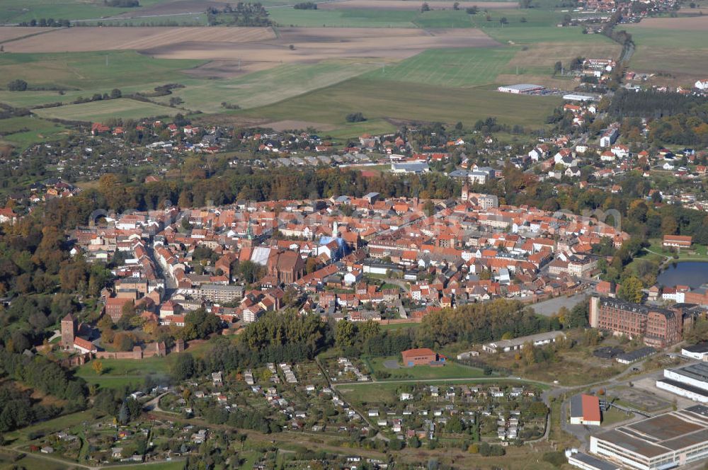 Wittstock from above - Wittstock mit St. Marienkirche, Stadtmauer und das Rathaus. Adresse: St. Marien-Kirche, Kirchplatz 12, 16909 Wittstock Tel.: 03394/ 433314 Adresse: Rathaus Wittstock, Markt 1, 16909 Wittstock Tel.: 03394/ 4290