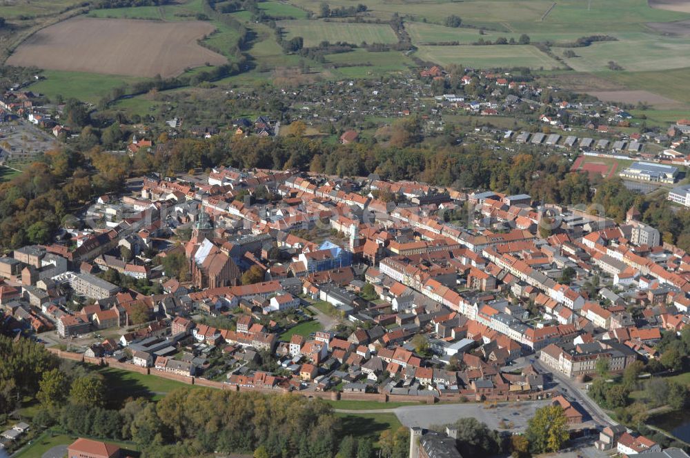 Wittstock from the bird's eye view: Wittstock mit St. Marienkirche, Stadtmauer und das Rathaus. Adresse: St. Marien-Kirche, Kirchplatz 12, 16909 Wittstock Tel.: 03394/ 433314 Adresse: Rathaus Wittstock, Markt 1, 16909 Wittstock Tel.: 03394/ 4290