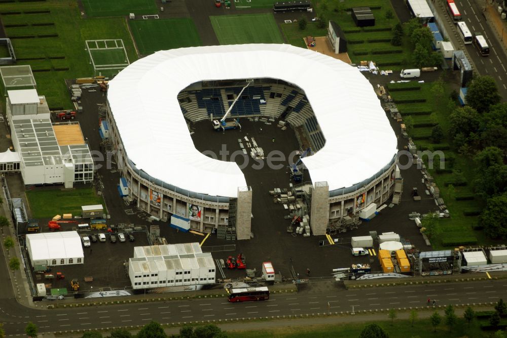 Berlin from the bird's eye view: 2006 World Cup Adidas mini-stadium in front of the Berlin Reichstag in Tiergarten