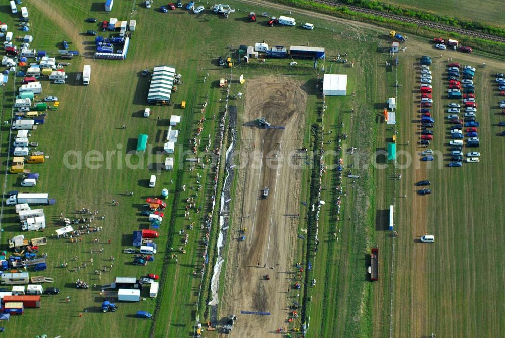 Schmachtenhagen from above - : Wochenende der Deutsche Meisterschaften im Tractor-Pulling Klasse bis 8000 PS Nach Einbruch der Dunkelheit erwartet Sie wieder ein Nachtlauf der größten Tractor-Pulling Klasse bis 8000 PS. Gesucht wird der stärkste Traktor und der geschickteste Fahrer.Tractor Pulling. Hier gewinnt, wer mit seinem Traktor Marke Eigen- oder Umbau den Anhänger am weitesten zieht... Doch das ist leichter gesagt als getan, denn auf dem Bremswagen befindet sich bis zu 20 Tonnen Gewicht, welches sich während der Fahrt nach vorn bewegt und so die Last auf die Hinterradachse der Zugmaschine verlagert. Franz.Events bringt Ihnen dieses einmalige Spektakel direkt vor die Tür. Nun schon zum 3. Mal dürfen Sie sich auf Unterhaltung pur freuen.