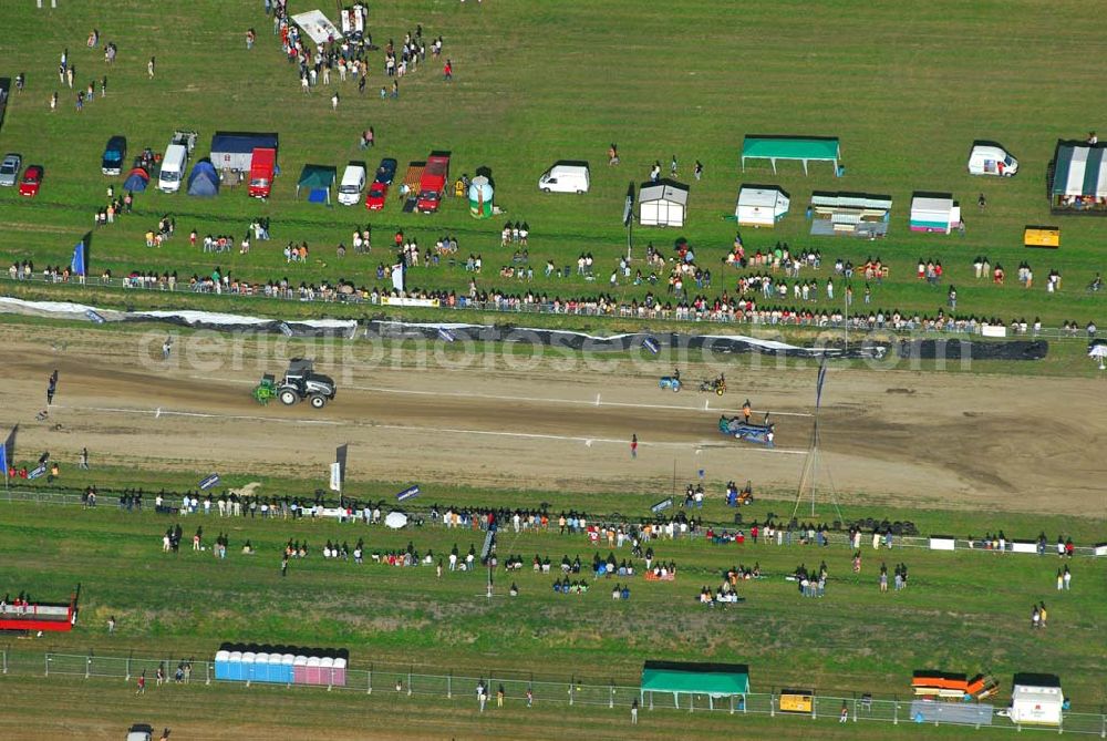 Schmachtenhagen from the bird's eye view: : Wochenende der Deutsche Meisterschaften im Tractor-Pulling Klasse bis 8000 PS Nach Einbruch der Dunkelheit erwartet Sie wieder ein Nachtlauf der größten Tractor-Pulling Klasse bis 8000 PS. Gesucht wird der stärkste Traktor und der geschickteste Fahrer.Tractor Pulling. Hier gewinnt, wer mit seinem Traktor Marke Eigen- oder Umbau den Anhänger am weitesten zieht... Doch das ist leichter gesagt als getan, denn auf dem Bremswagen befindet sich bis zu 20 Tonnen Gewicht, welches sich während der Fahrt nach vorn bewegt und so die Last auf die Hinterradachse der Zugmaschine verlagert. Franz.Events bringt Ihnen dieses einmalige Spektakel direkt vor die Tür. Nun schon zum 3. Mal dürfen Sie sich auf Unterhaltung pur freuen.