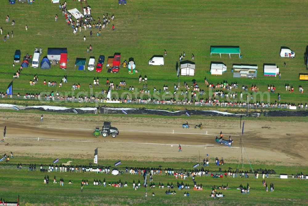 Aerial image Schmachtenhagen - : Wochenende der Deutsche Meisterschaften im Tractor-Pulling Klasse bis 8000 PS Nach Einbruch der Dunkelheit erwartet Sie wieder ein Nachtlauf der größten Tractor-Pulling Klasse bis 8000 PS. Gesucht wird der stärkste Traktor und der geschickteste Fahrer.Tractor Pulling. Hier gewinnt, wer mit seinem Traktor Marke Eigen- oder Umbau den Anhänger am weitesten zieht... Doch das ist leichter gesagt als getan, denn auf dem Bremswagen befindet sich bis zu 20 Tonnen Gewicht, welches sich während der Fahrt nach vorn bewegt und so die Last auf die Hinterradachse der Zugmaschine verlagert. Franz.Events bringt Ihnen dieses einmalige Spektakel direkt vor die Tür. Nun schon zum 3. Mal dürfen Sie sich auf Unterhaltung pur freuen.