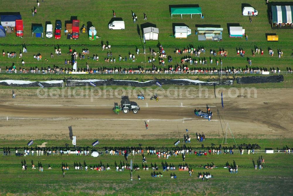 Schmachtenhagen from above - : Wochenende der Deutsche Meisterschaften im Tractor-Pulling Klasse bis 8000 PS Nach Einbruch der Dunkelheit erwartet Sie wieder ein Nachtlauf der größten Tractor-Pulling Klasse bis 8000 PS. Gesucht wird der stärkste Traktor und der geschickteste Fahrer.Tractor Pulling. Hier gewinnt, wer mit seinem Traktor Marke Eigen- oder Umbau den Anhänger am weitesten zieht... Doch das ist leichter gesagt als getan, denn auf dem Bremswagen befindet sich bis zu 20 Tonnen Gewicht, welches sich während der Fahrt nach vorn bewegt und so die Last auf die Hinterradachse der Zugmaschine verlagert. Franz.Events bringt Ihnen dieses einmalige Spektakel direkt vor die Tür. Nun schon zum 3. Mal dürfen Sie sich auf Unterhaltung pur freuen.