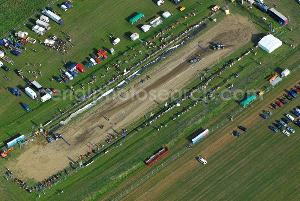 Schmachtenhagen from the bird's eye view: : Wochenende der Deutsche Meisterschaften im Tractor-Pulling Klasse bis 8000 PS Nach Einbruch der Dunkelheit erwartet Sie wieder ein Nachtlauf der größten Tractor-Pulling Klasse bis 8000 PS. Gesucht wird der stärkste Traktor und der geschickteste Fahrer.Tractor Pulling. Hier gewinnt, wer mit seinem Traktor Marke Eigen- oder Umbau den Anhänger am weitesten zieht... Doch das ist leichter gesagt als getan, denn auf dem Bremswagen befindet sich bis zu 20 Tonnen Gewicht, welches sich während der Fahrt nach vorn bewegt und so die Last auf die Hinterradachse der Zugmaschine verlagert. Franz.Events bringt Ihnen dieses einmalige Spektakel direkt vor die Tür. Nun schon zum 3. Mal dürfen Sie sich auf Unterhaltung pur freuen.