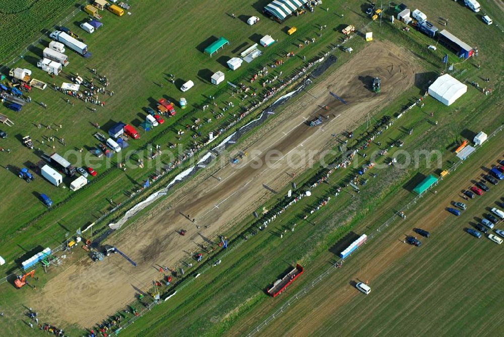 Aerial image Schmachtenhagen - : Wochenende der Deutsche Meisterschaften im Tractor-Pulling Klasse bis 8000 PS Nach Einbruch der Dunkelheit erwartet Sie wieder ein Nachtlauf der größten Tractor-Pulling Klasse bis 8000 PS. Gesucht wird der stärkste Traktor und der geschickteste Fahrer.Tractor Pulling. Hier gewinnt, wer mit seinem Traktor Marke Eigen- oder Umbau den Anhänger am weitesten zieht... Doch das ist leichter gesagt als getan, denn auf dem Bremswagen befindet sich bis zu 20 Tonnen Gewicht, welches sich während der Fahrt nach vorn bewegt und so die Last auf die Hinterradachse der Zugmaschine verlagert. Franz.Events bringt Ihnen dieses einmalige Spektakel direkt vor die Tür. Nun schon zum 3. Mal dürfen Sie sich auf Unterhaltung pur freuen.