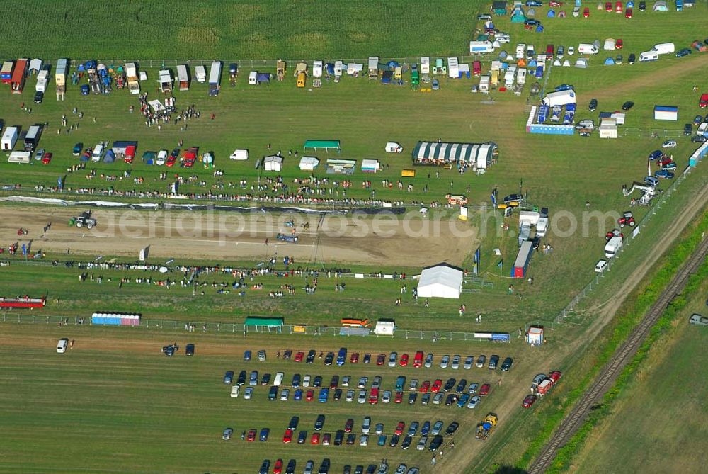 Aerial photograph Schmachtenhagen - : Wochenende der Deutsche Meisterschaften im Tractor-Pulling Klasse bis 8000 PS Nach Einbruch der Dunkelheit erwartet Sie wieder ein Nachtlauf der größten Tractor-Pulling Klasse bis 8000 PS. Gesucht wird der stärkste Traktor und der geschickteste Fahrer.Tractor Pulling. Hier gewinnt, wer mit seinem Traktor Marke Eigen- oder Umbau den Anhänger am weitesten zieht... Doch das ist leichter gesagt als getan, denn auf dem Bremswagen befindet sich bis zu 20 Tonnen Gewicht, welches sich während der Fahrt nach vorn bewegt und so die Last auf die Hinterradachse der Zugmaschine verlagert. Franz.Events bringt Ihnen dieses einmalige Spektakel direkt vor die Tür. Nun schon zum 3. Mal dürfen Sie sich auf Unterhaltung pur freuen.