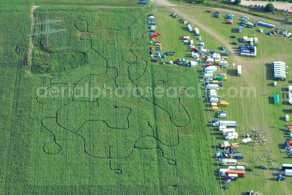 Schmachtenhagen from above - : Wochenende der Deutsche Meisterschaften im Tractor-Pulling Klasse bis 8000 PS Nach Einbruch der Dunkelheit erwartet Sie wieder ein Nachtlauf der größten Tractor-Pulling Klasse bis 8000 PS. Gesucht wird der stärkste Traktor und der geschickteste Fahrer.Tractor Pulling. Hier gewinnt, wer mit seinem Traktor Marke Eigen- oder Umbau den Anhänger am weitesten zieht... Doch das ist leichter gesagt als getan, denn auf dem Bremswagen befindet sich bis zu 20 Tonnen Gewicht, welches sich während der Fahrt nach vorn bewegt und so die Last auf die Hinterradachse der Zugmaschine verlagert. Franz.Events bringt Ihnen dieses einmalige Spektakel direkt vor die Tür. Nun schon zum 3. Mal dürfen Sie sich auf Unterhaltung pur freuen.